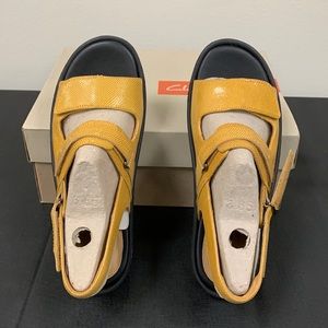 Clarks unstructured women’s sandals